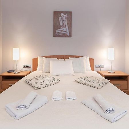 Room In Bb - Valensija - Suite For Two In Nice Hotel Jūrkalne Kültér fotó