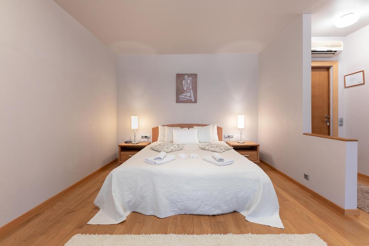 Room In Bb - Valensija - Suite For Two In Nice Hotel Jūrkalne Kültér fotó